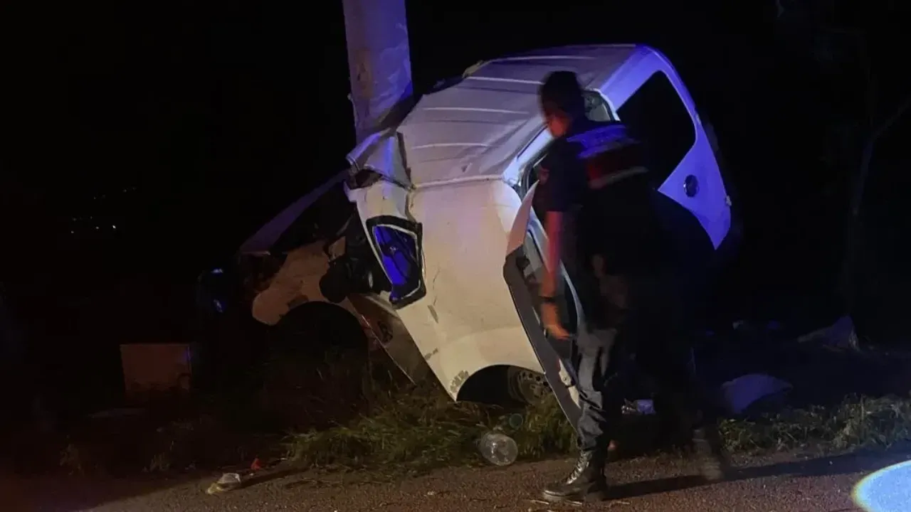 Isparta'da feci kaza: Elektrik direğine çarpan araç hurdaya döndü! 2 ölü 2 yaralı