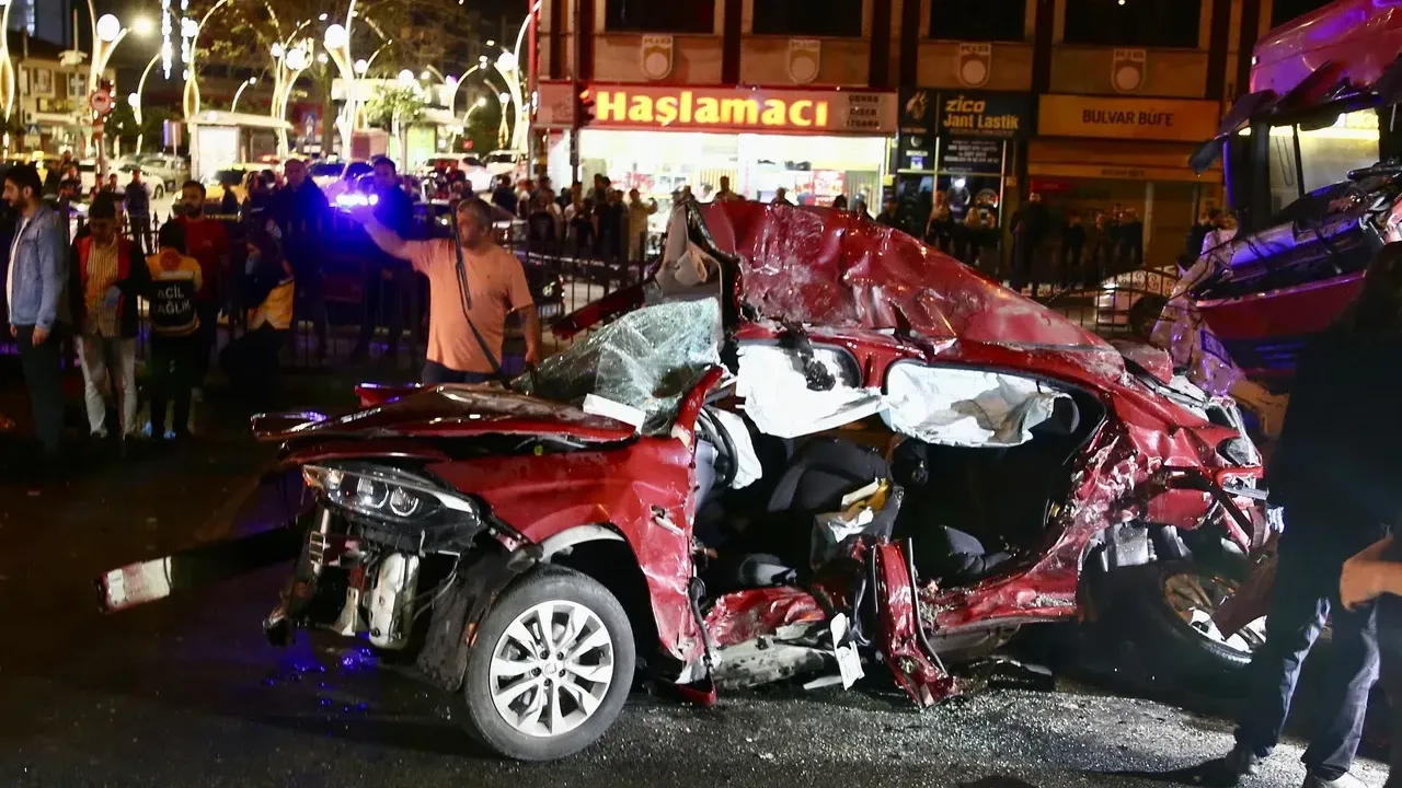 Giresun’da korkunç kaza! Tır iki otomobili ezdi: 5 ölü, 6 yaralı