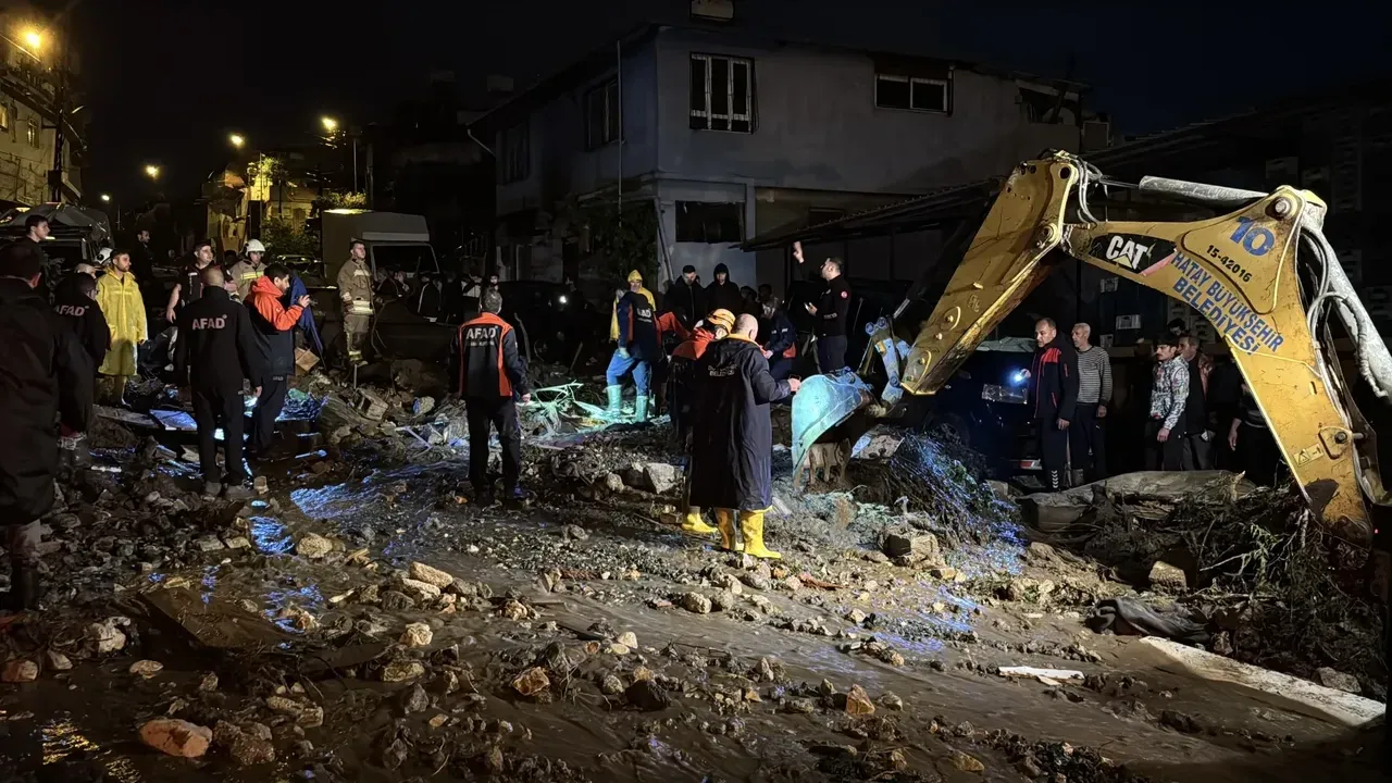 Hatay’da sel felaketi can aldı: Heyelan sonrası bir çocuk yaşamını yitirdi