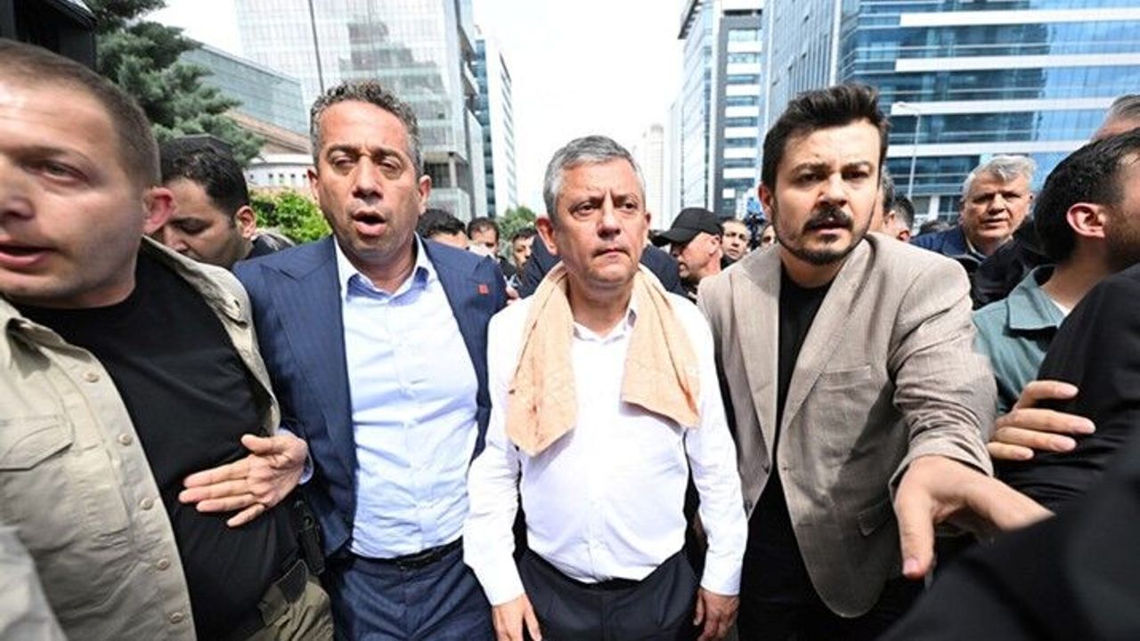 Özgür Özel CHP Genel Merkezi’nden ayrıldı: “Bir baba ocağını geri almak üzere çıkıyoruz”