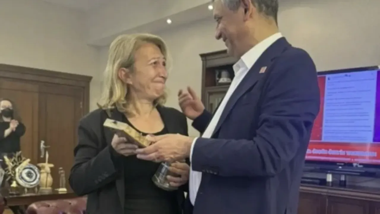 Özgür Özel genel başkanlık mührünü böyle emanet etti