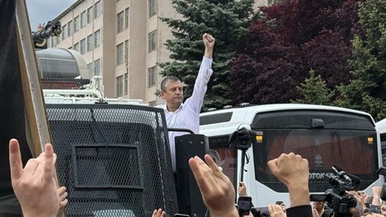Özgür Özel: “Parti işgalden kurtulana kadar merkezimiz Meclis’tir”