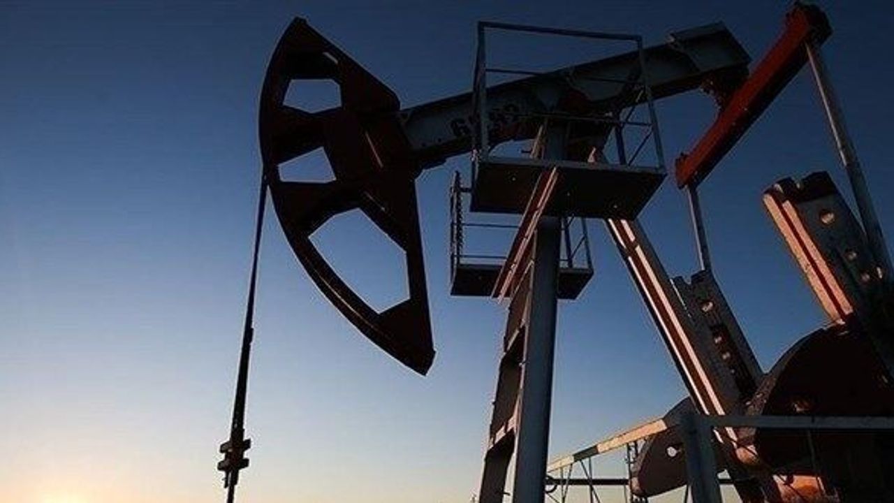 Emtiada karışık seyir: Petrol gerilerken doğal gaz yükseldi