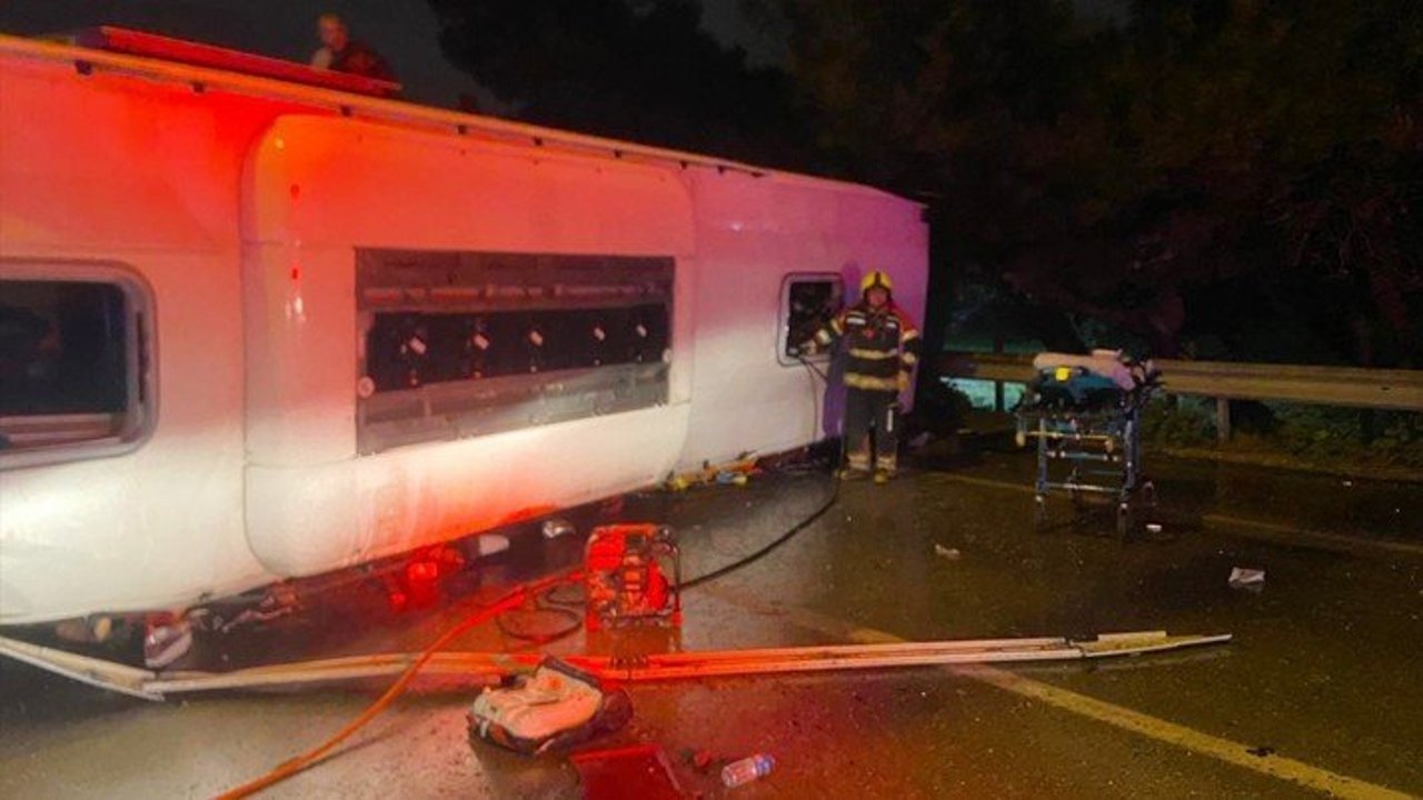 Balıkesir’de yolcu otobüsü devrildi: 3 ölü, 22 yaralı