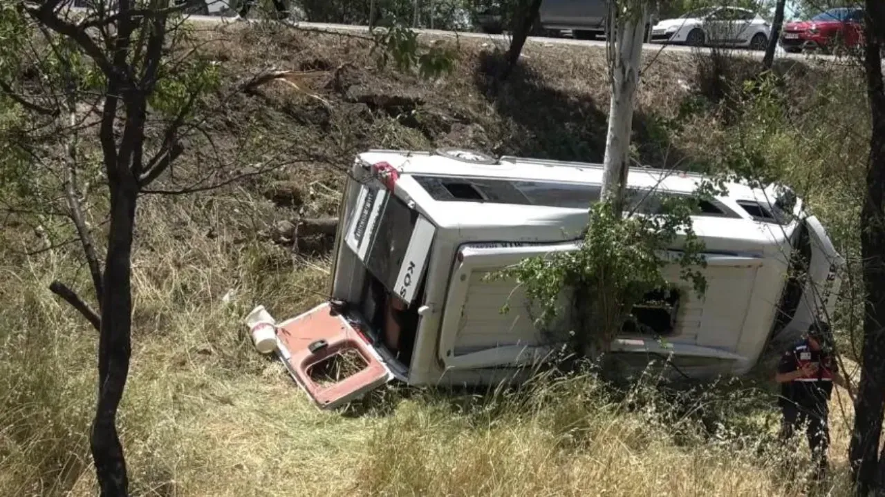 Balıkesir'de feci çarpışma! Yolcu minibüsü ile otomobil kaza yaptı: Çok sayıda yaralı var