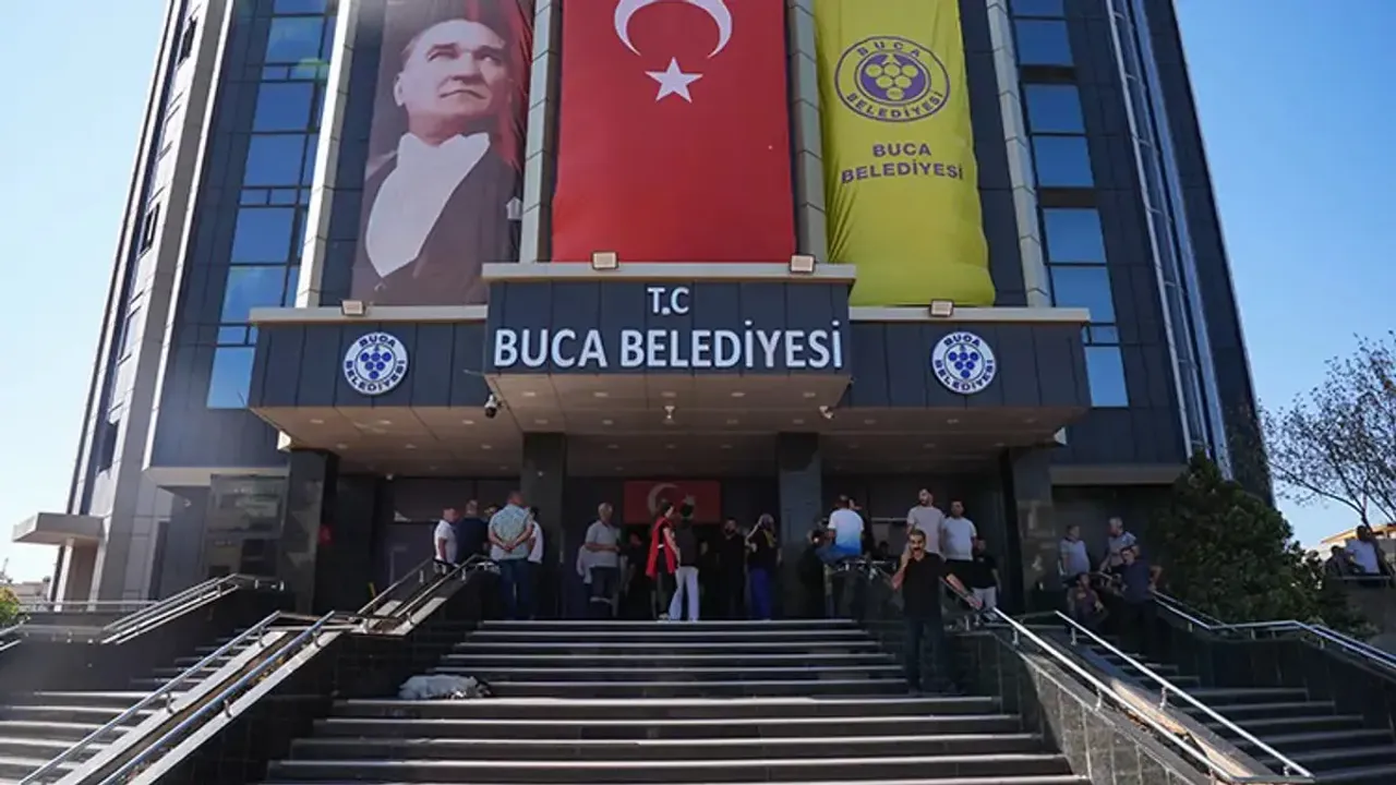 Buca Belediyesi'ne operasyon: Belediye başkanı dahil çok sayıda kişi gözaltına alındı