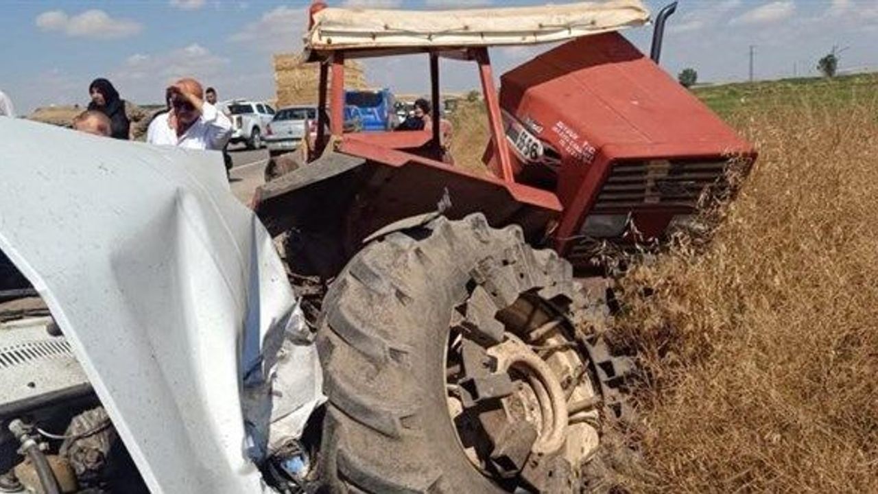 Çankırı'da feci kaza: Park halindeki traktöre çarpan otomobilde 3 kişi hayatını kaybetti