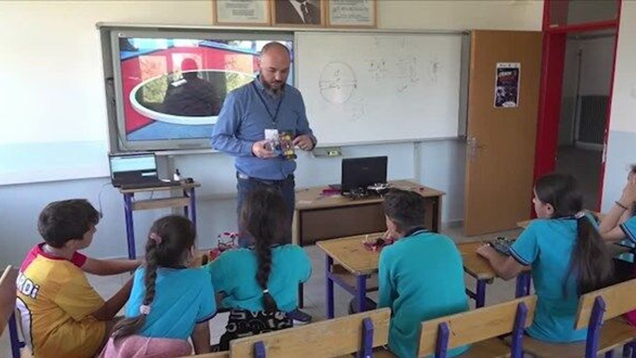 Köy okulunda yapay zeka eğitimi: Öğrenciler robot yaptı