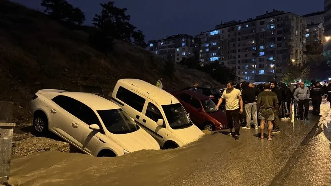 Başkentte Sel: Çöken Yolda Araçlar Hasar Gördü!