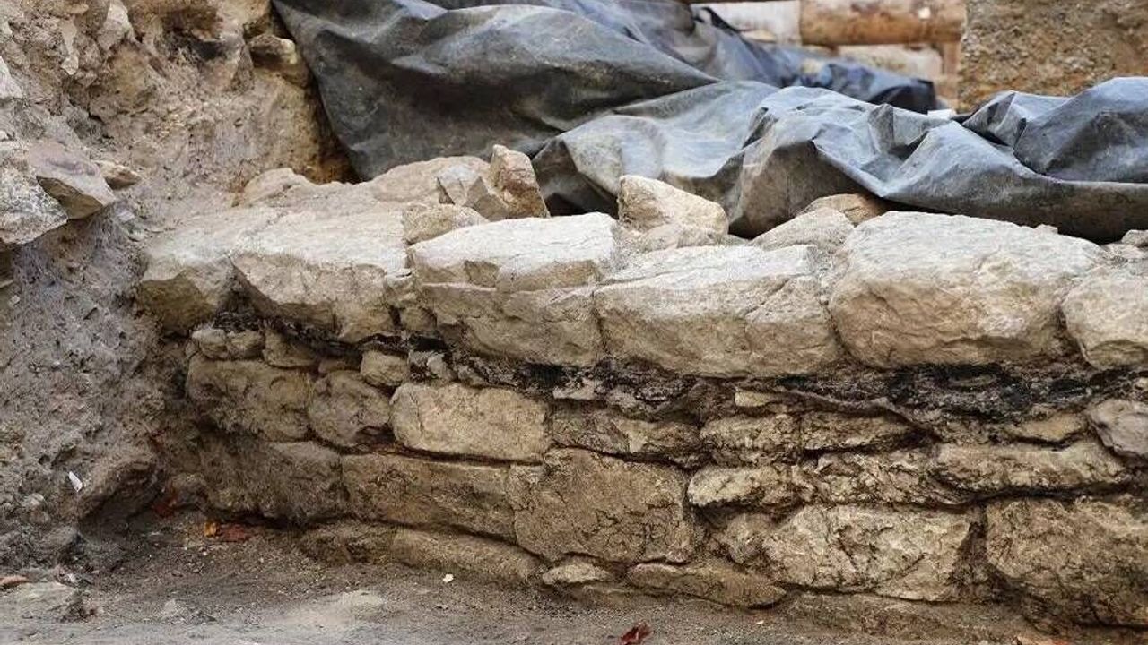 Paris'te 2 Bin 200 Yıllık Antik Duvar Keşfedildi