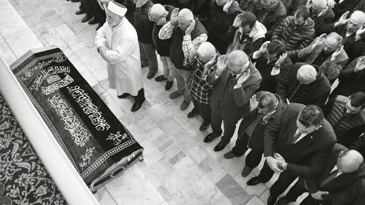 Öğretmen Okul Bahçesindeki Ağaçtan Düşerek Hayatını Kaybetti