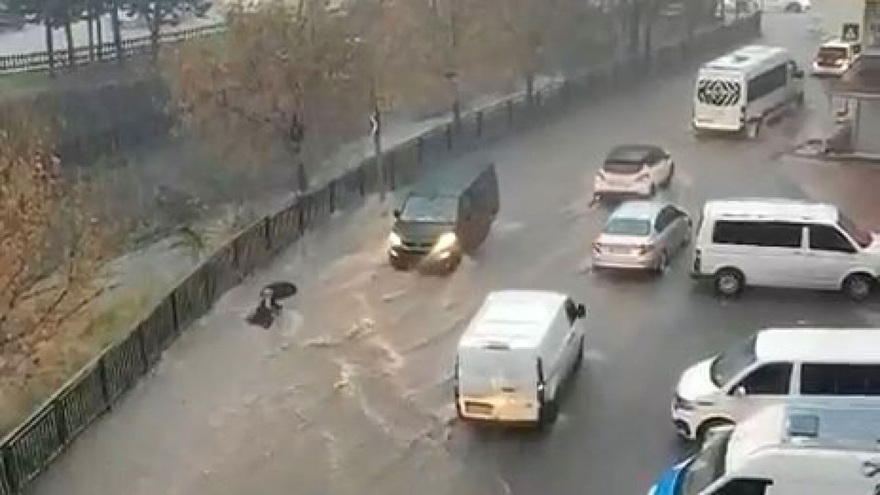 İstanbul'da sağanak yolları göle çevirdi, araçlar suya gömüldü! Kadın suya kapılıp sürüklendi