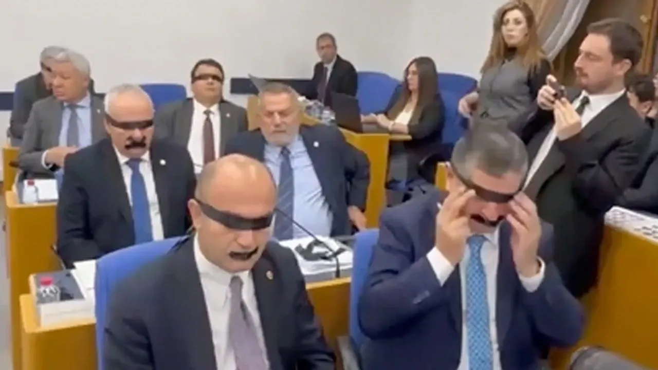 TBMM’de Halk TV protestosu: YENİ Partili vekiller gözlerini ve ağızlarını siyah kurdelelerle kapattı!
