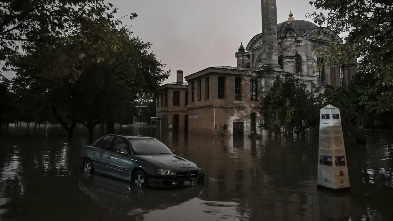 Kağıthane Deresi taştı, tarihi cami sular altında kaldı