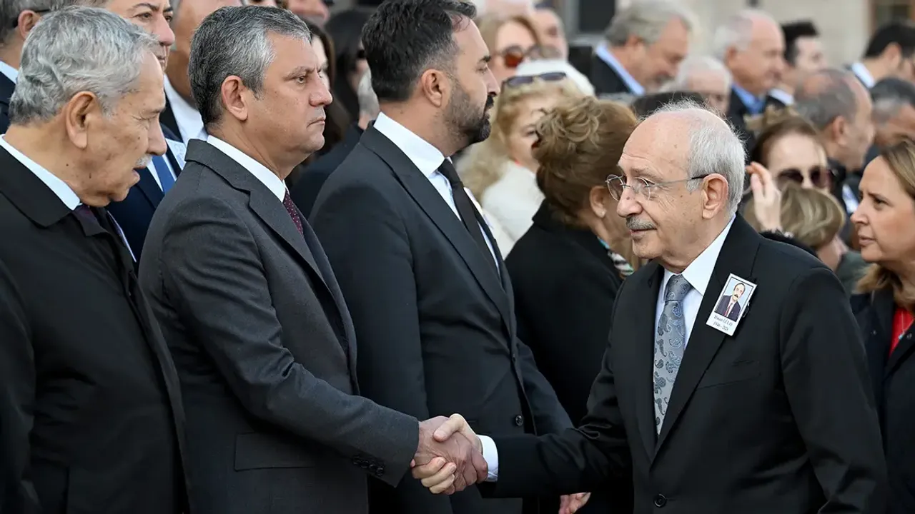 Özel ve Kılıçdaroğlu aynı törende: Tokalaşma gündem oldu