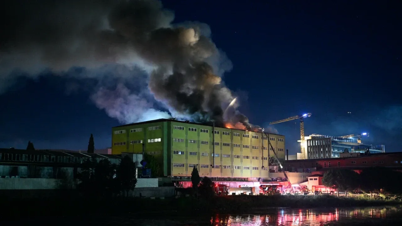 Tuzla'da fabrika yangını: Alevler çatının tamamını sardı