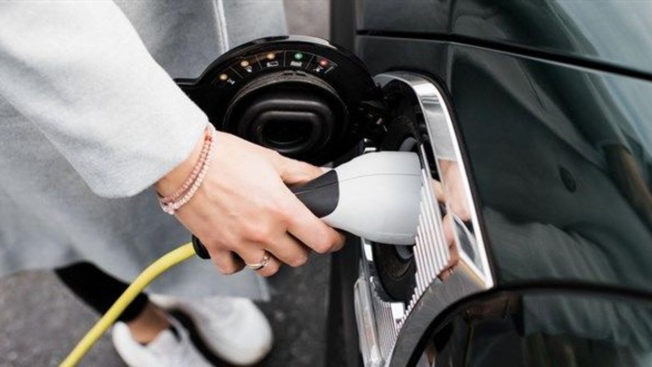 Avrupa’da elektrikli araç satışları arttı, Türkiye’de geriledi