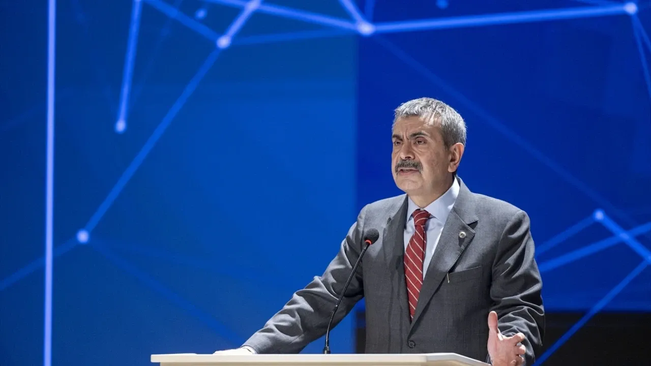 Yusuf Tekin'den Özgür Özel'e sürpriz ziyaret: Davetiyeyi bizzat götürecek