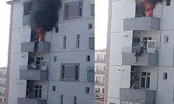 Yangın sırasında balkonda mahsur kalan kadın camdan atladı! Alt komşusu atlayan kadını havada tuttu.