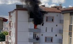 Yangından kurtulmak için kendini balkondan aşağı atan kadını, komşusu havada tuttu
