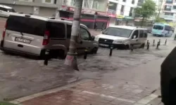 İstanbul'u sel bastı! Rögarlar taştı, servis aracı çukura düştü!