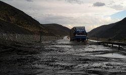 Erzincan-Sivas karayolunda heyelan: Ulaşıma kapandı