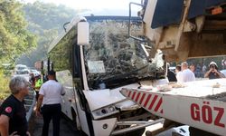 Antalya’da midibüs, araca çarptı: 4’ü ağır, 27 yaralı