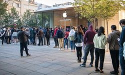 57 Bin TL'lik iPhone 14'ü Almak İçin Apple mağazası önünde Sabahtan Sıraya Girdiler