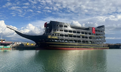 Dünyanın en büyük tur teknesi: Big Kral... Antalya’da suya indirildi!