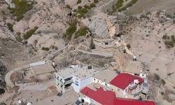 Adıyaman'da depremin etkisiyle büyük kaya evin üzerine düştü