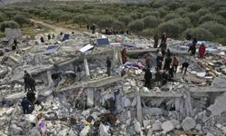 Suriye’de de yıkım! Deprem sonrası en az 1444 can kaybı yaşandı!