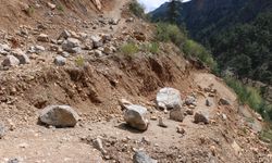 4 öğretmenin hayatını kaybettiği yola yine kayalar düştü!