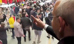 Cumhurbaşkanı adayı Kemal Kılıçdaroğlu "bozkurt" selamı ile vatandaşı selamladı