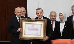 Cumhurbaşkanı Erdoğan, TBMM Genel Kurulu'nda mazbatasını alarak yemin etti.