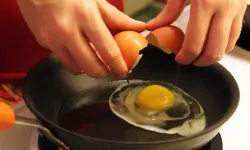 Yumurtayı böyle pişirenler dikkat! Kanser saçıyor...