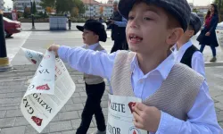 Cumhuriyet' in Çocukları Sloganlarla Gazete Dağıttı