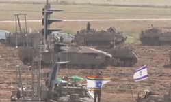 İsrail askeri, tankın üstüne çıkarak LGBT'li İsrail bayrağını Türk spikere gösterdi! İşte o anlar...
