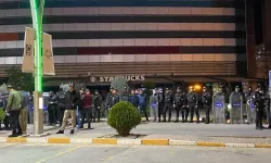 İsrail' i desteklediği gerekçesiyle Sturbucks' a saldırdılar