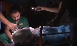 Gazze' de hastaneler fener ışığında ameliyat yapıyor