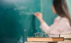 Ücretli Öğretmenlerin Çilesi: Asgari Ücretin Yarı Altında Maaş!
