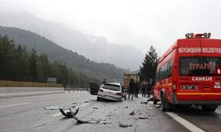 Adana'da Tıra Çarpan Otomobildeki Kaza Sonucu 1 Polis Öldü, 1 Polis Yaralandı