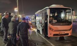 Midibüs elektrik direğine çarptı: Yaralılar var