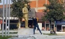 Atatürk heykeline balyoz kullanarak saldırdı!