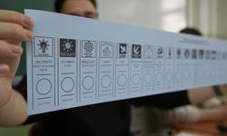 Oy kullanılan okullarda yoğunluk: Oy pusulası katlama işlemi zaman alıyor