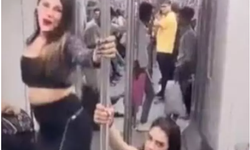 Metro'da direk dansı! Yolcular neye uğradığını şaşırdı...