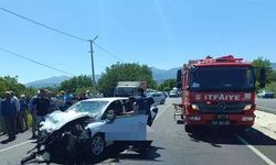 2 otomobil çarpıştı: Sürücü kursu eğitmeni öldü, 5 yaralı