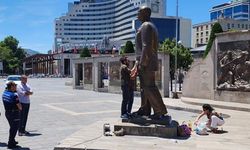 Atatürk Anıtı'na baltayla zarar veren 2 şüpheli tutuklandı