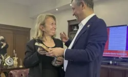 Özgür Özel genel başkanlık mührünü böyle emanet etti
