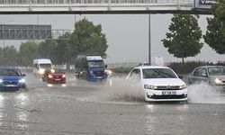 Ankara’da sağanak ve dolu hayatı felç etti: Ev ve iş yerlerini su bastı