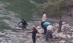 Bitlis'te dereye kapılan 3 kardeşten biri hayatını kaybetti, biri aranıyor